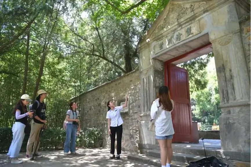 20230905-心博在线登录入口“‘京’彩文化 青春绽放”行动暑期活动纪实-供图-学生们在香山公园双清别墅前听讲解员讲述双清别墅历史.png