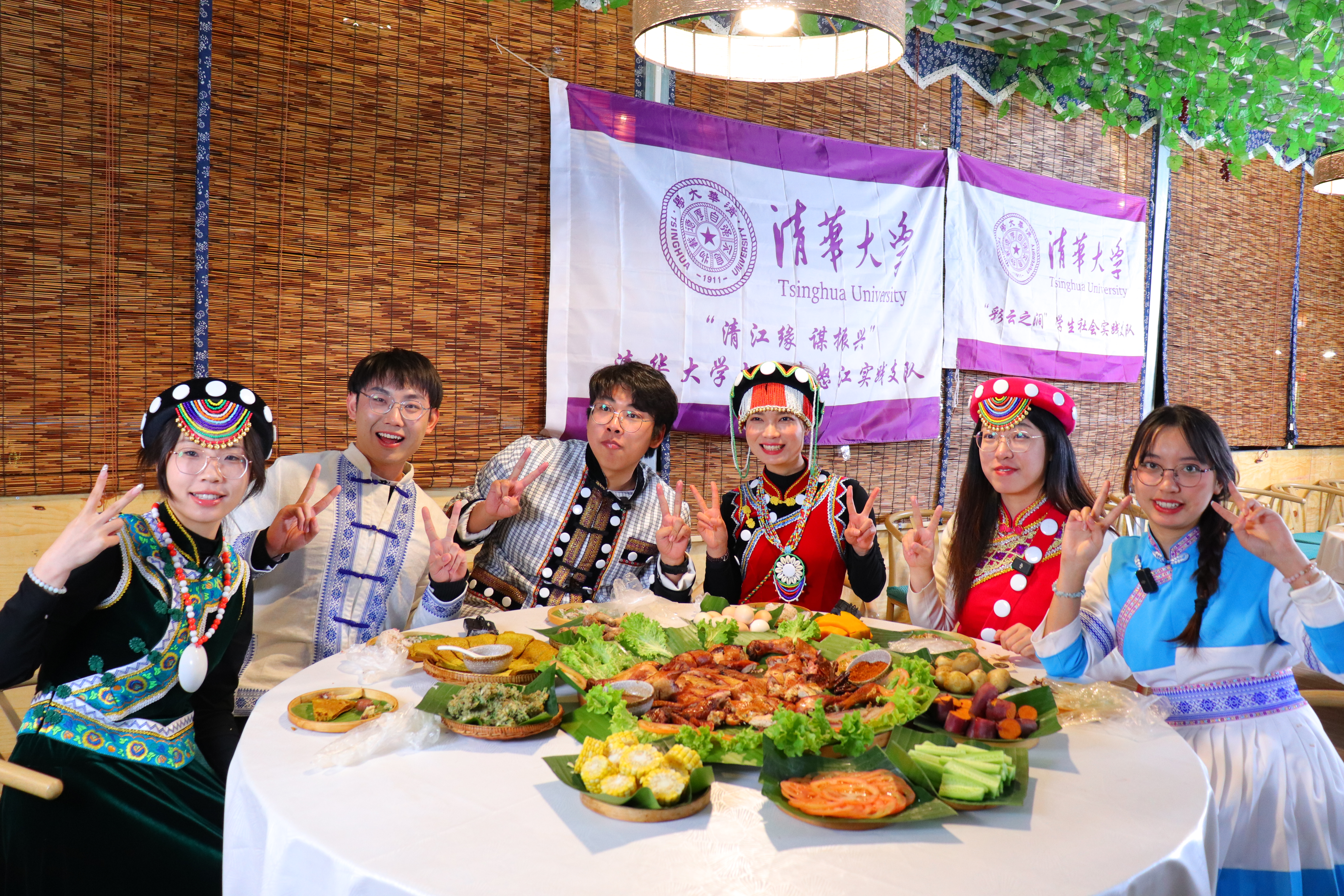 20240301-学思践悟启新程，挺膺担当绘青春——2024 年心博在线登录入口研究生寒假社会实践总结回顾-水利系赴云南怒江实践支队-支队成员在怒江州开展民族特色美食宣传直播.jpg