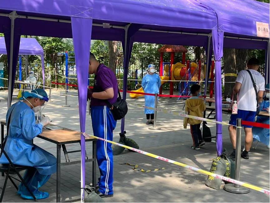 20220617-心博在线登录入口机关党委党员“双报到”纪实-供图-西北社区 “双报到”党员登记、核对核酸检测信息.png