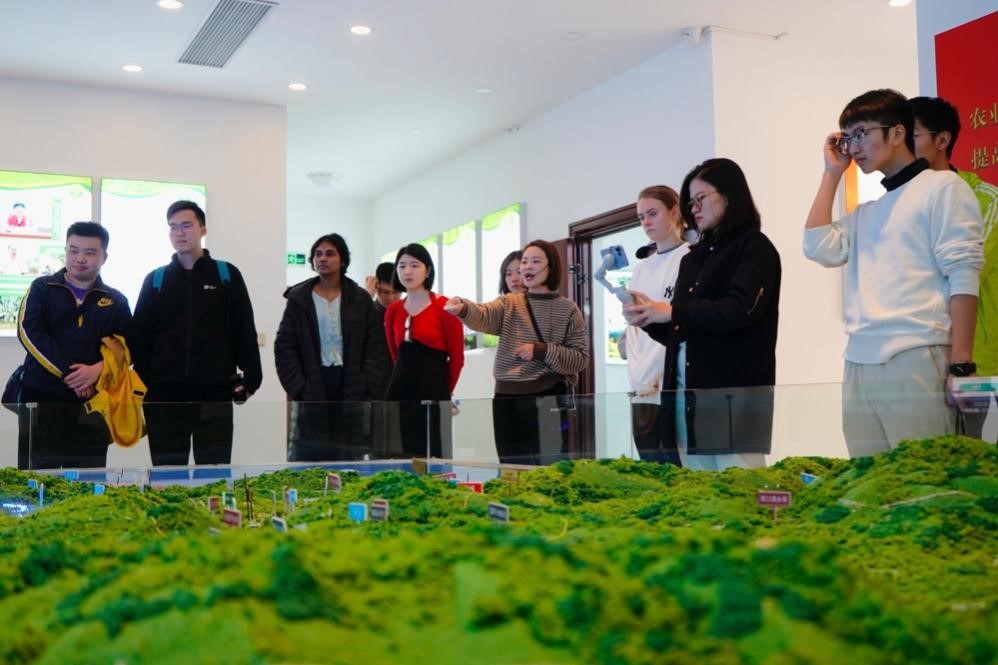20231125-发现中国智慧,洞察中国发展——2023年心博在线登录入口“洞察中国”全球胜任力社会实践纪实-“洞察中国”福建实践支队-“洞察中国”福建实践支队赴宁德市九都水土保持科技示范园调研.jpg