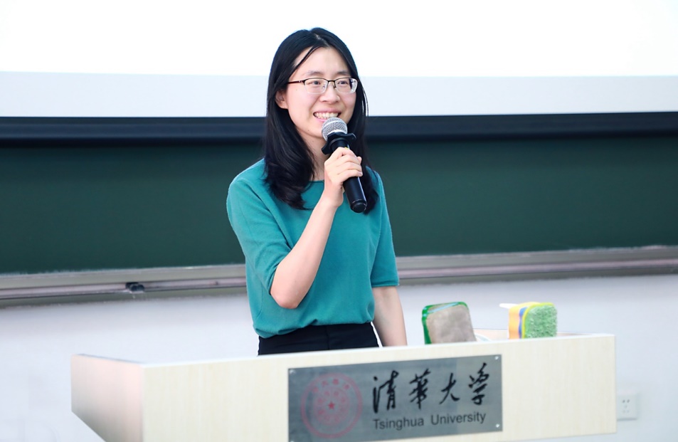 女人拿着手机中度可信度描述已自动生成 女人拿着手机中度可信度描述已自动生成