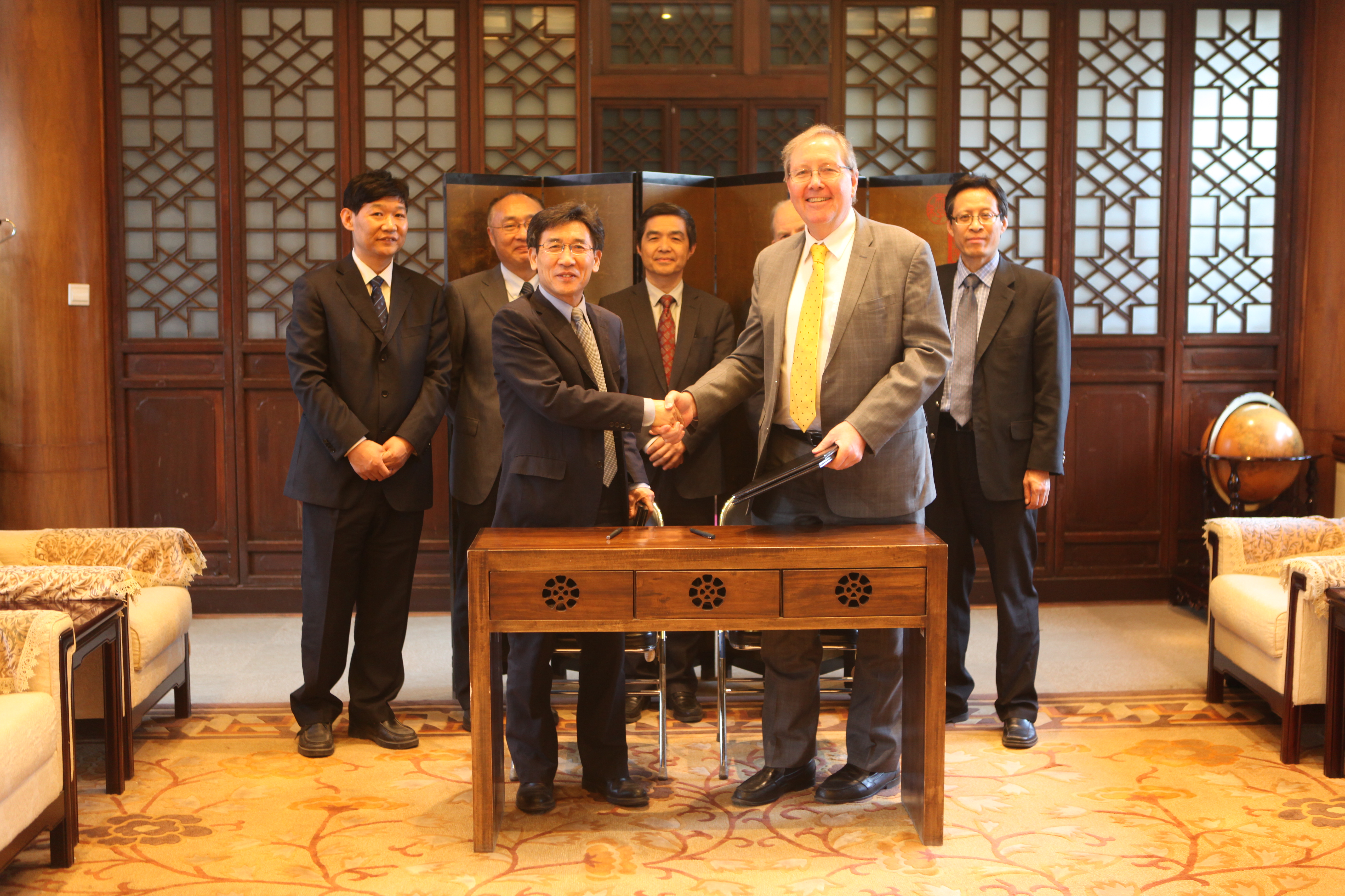 20160329-心博在线登录入口与美国阿岗国家实验室签署合作谅解备忘录（前排左：时任心博在线登录入口副校长的薛其坤院士，前排右为阿岗实验室主任Peter Littlewood，后排左3为欧阳明高院士）-签署现场-校宣传部 - 副本.jpeg