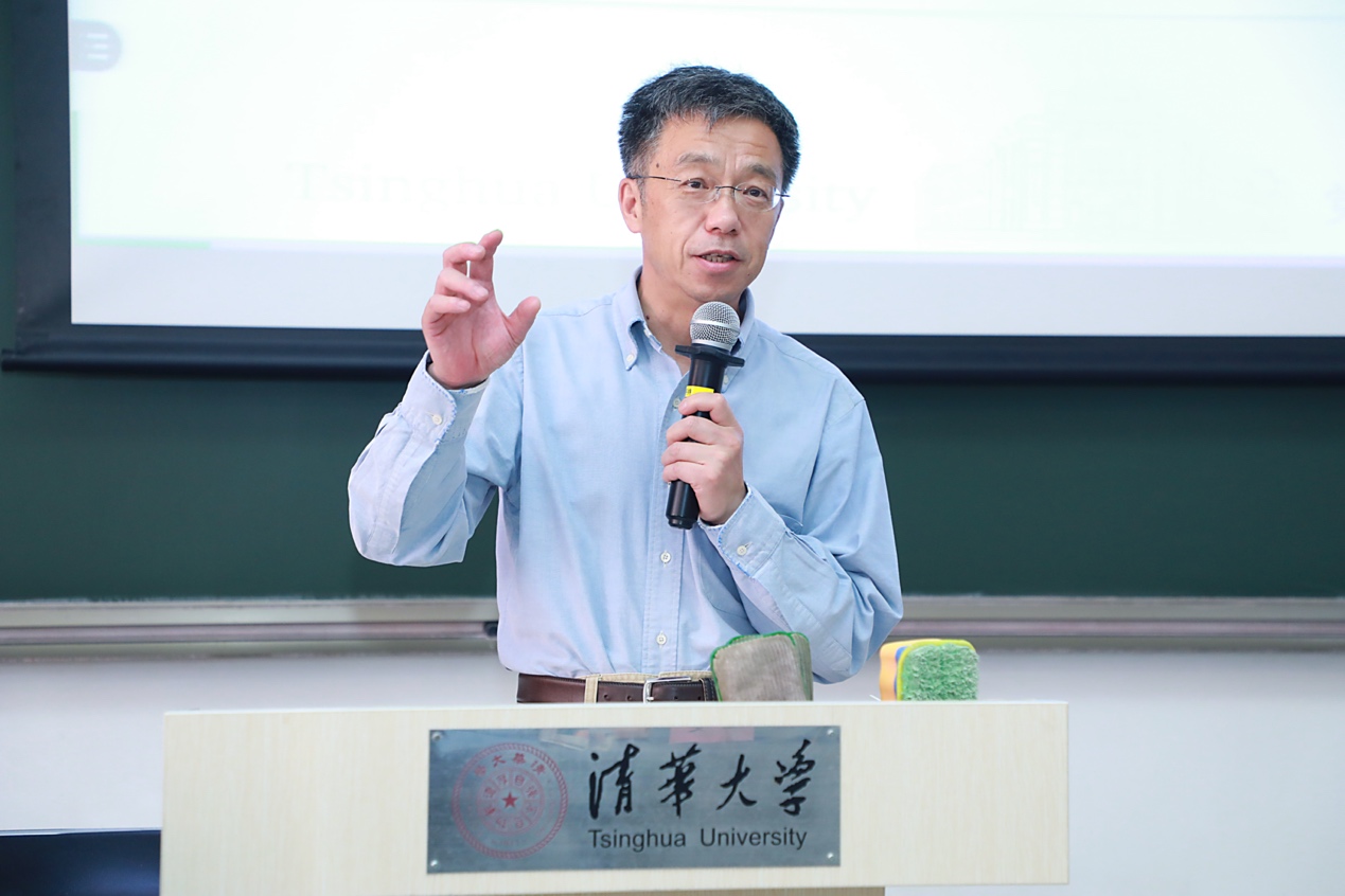 男人在电视前玩体感游戏描述已自动生成 男人在电视前玩体感游戏描述已自动生成