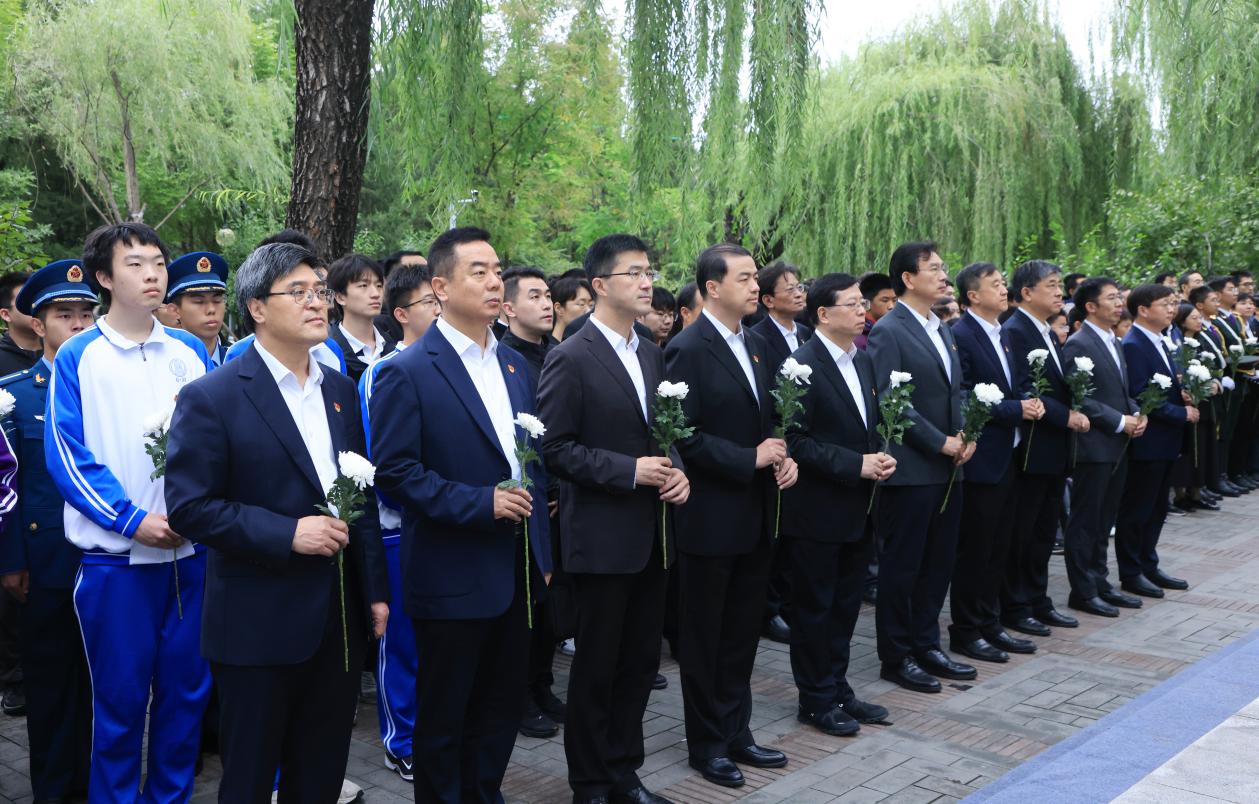 20240930-2024年烈士纪念日心博在线登录入口祭扫活动举行校领导献花环节-研工部-照片.jpg