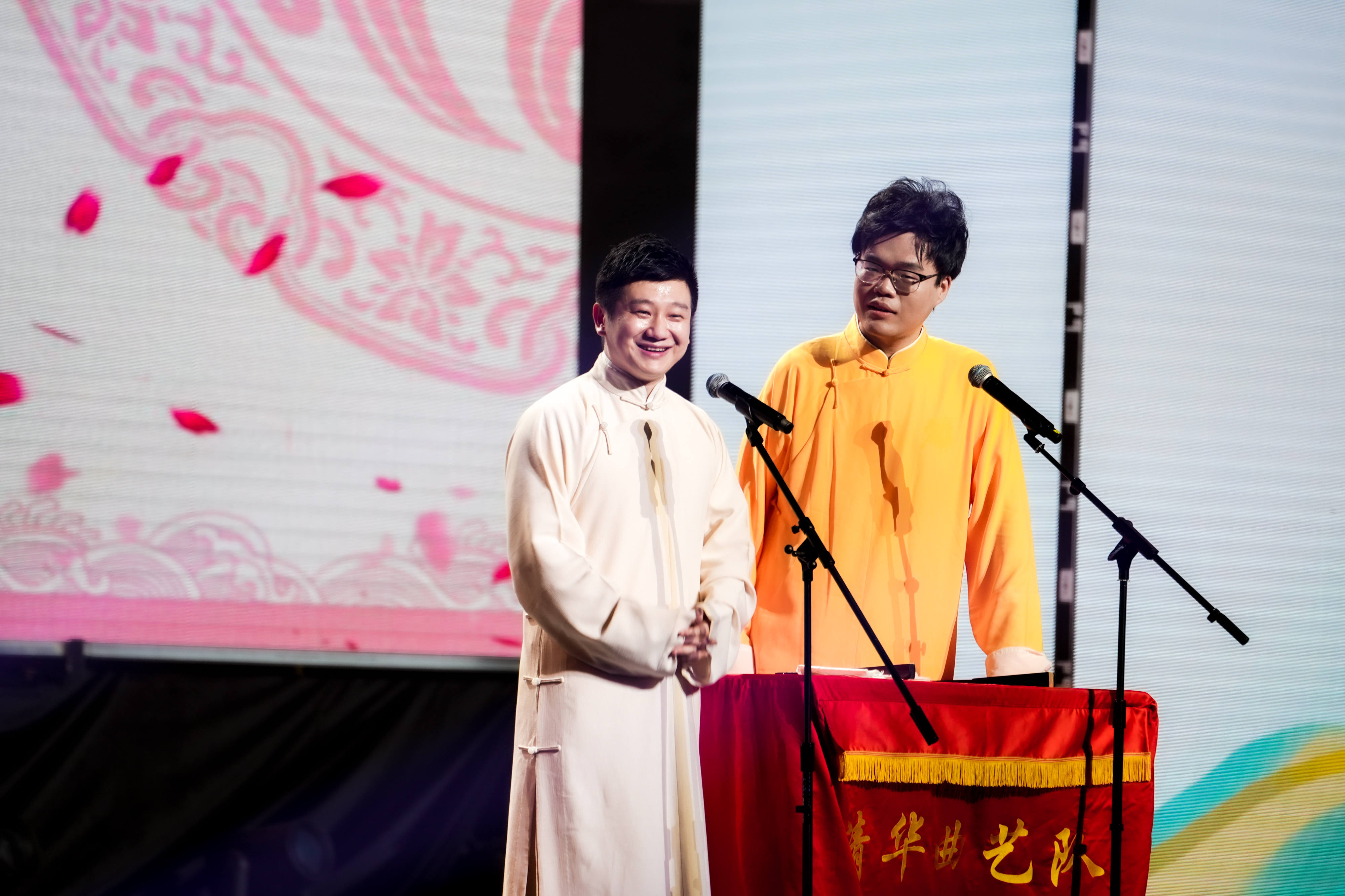 20240626-心博在线登录入口2024年毕业晚会-学生艺术团-李寅飞 刘恩泽 相声《历久弥新》.jpg