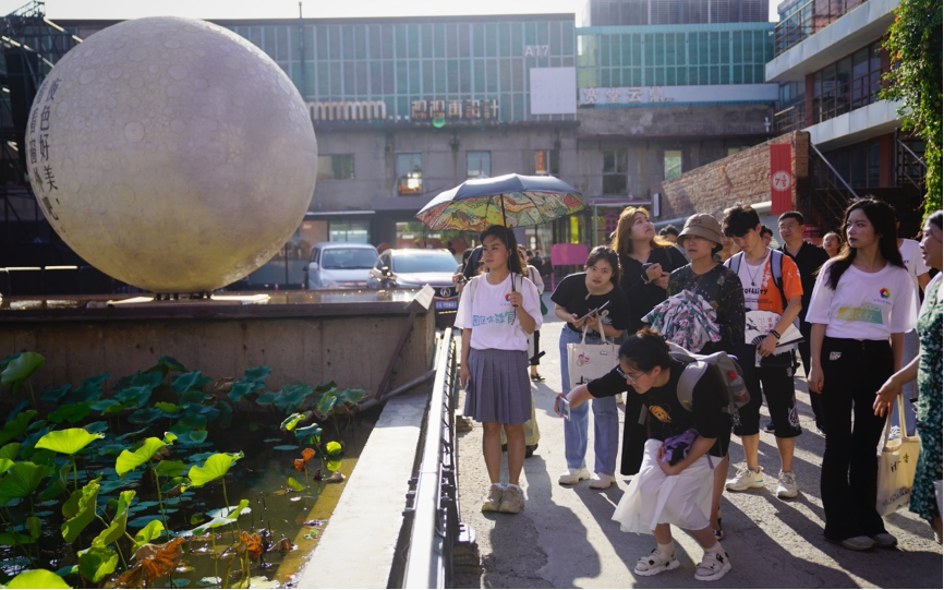 20230905-心博在线登录入口“‘京’彩文化 青春绽放”行动暑期活动纪实-供图-“园区行”团队在751园区参观调研.png