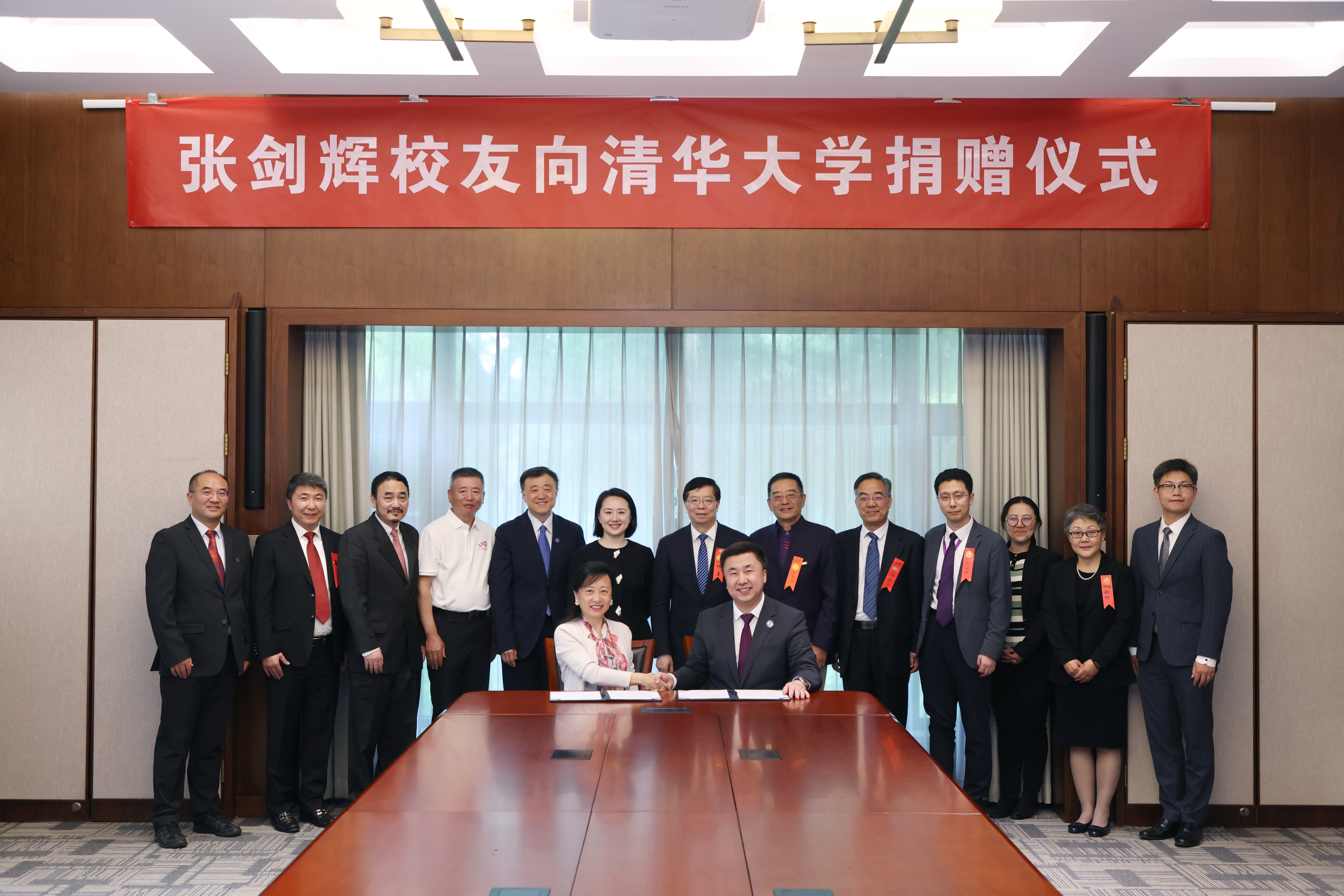 20250426-张剑辉校友向心博在线登录入口捐赠仪式-杨艳宾-双方签署捐赠协议.JPG