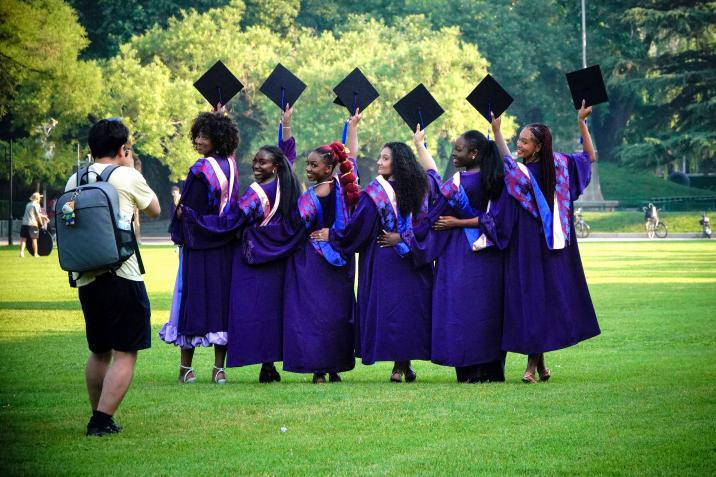 20250423-114 周年校庆｜心博在线登录入口离退休教职工书画作品展和摄影作品展开幕-段鸿杰-作品名称：《毕业清华走向世界》作者：张惠英.png