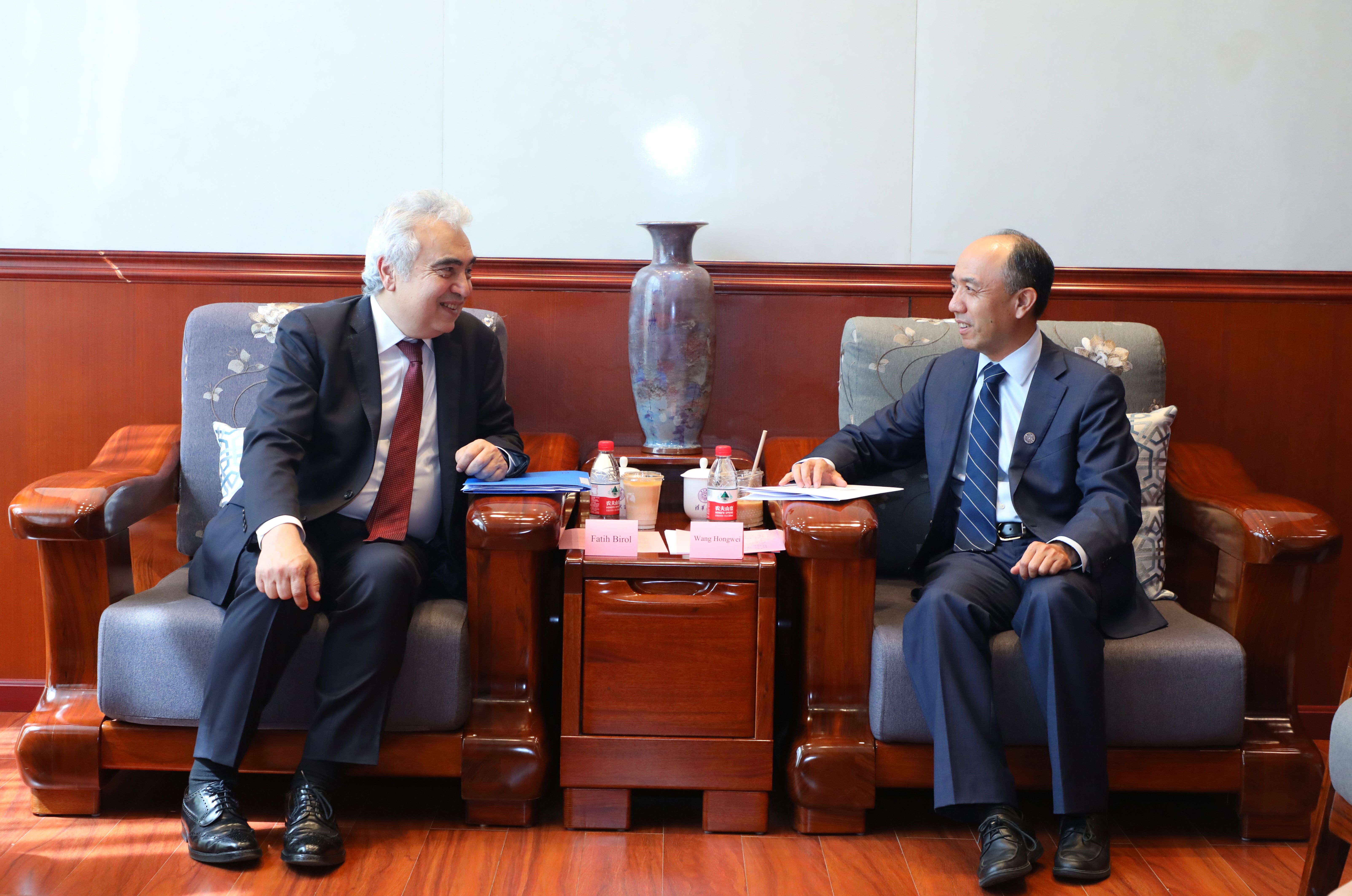 20230713-国际能源署署长法提赫·比罗尔访问心博在线登录入口并作报告-佳艺摄影-王宏伟会见国际能源署署长比罗尔.jpg