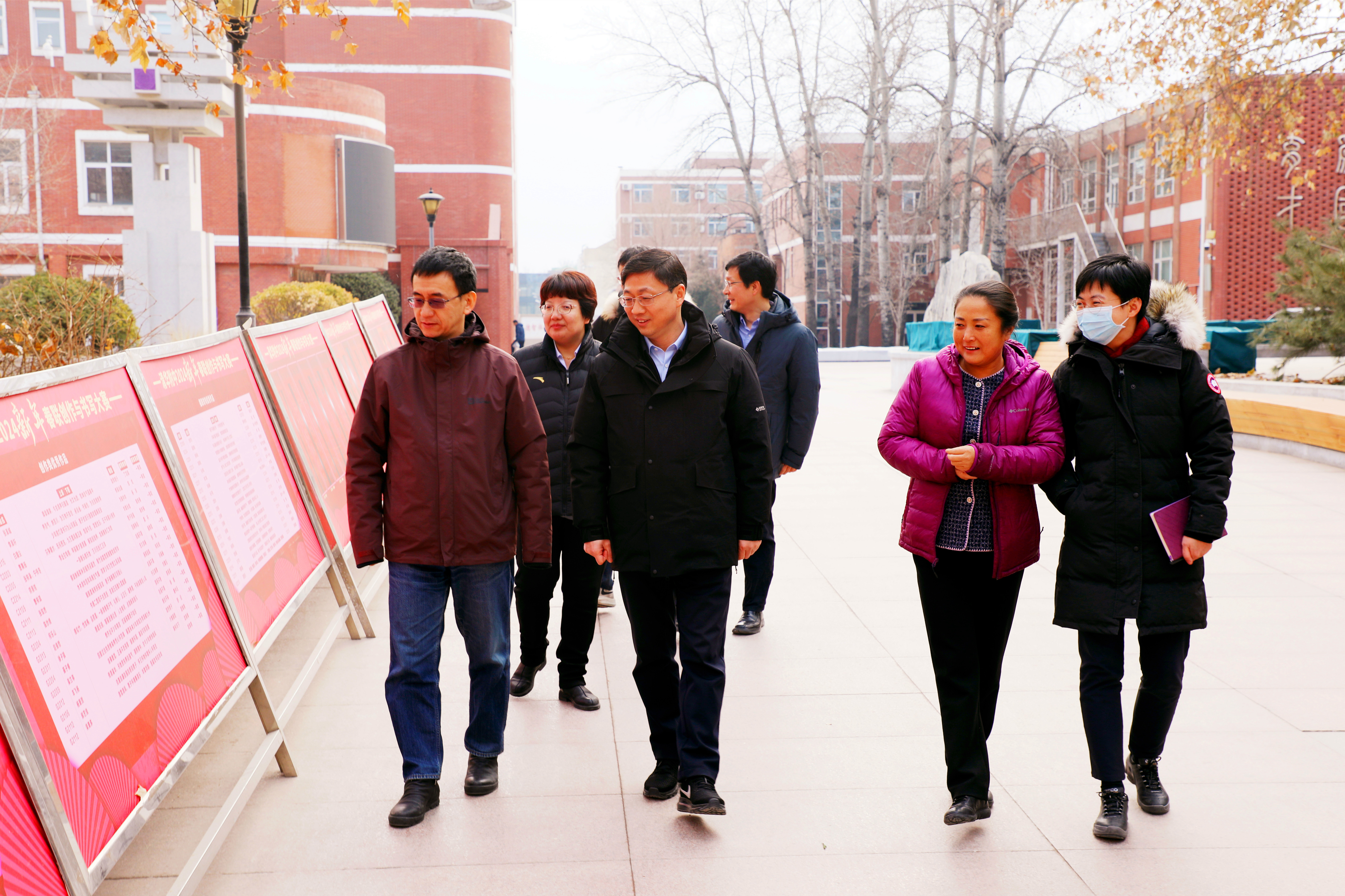 20240116-心博在线登录入口党委副书记许庆红一行到清华附中调研-高虹超-一排左起：清华附中党委书记曹海翔、心博在线登录入口党委副书记许庆红、清华附中校长方妍、心博在线登录入口党委办公室（校长办公室）主任余潇潇察看附中校园环境.jpg