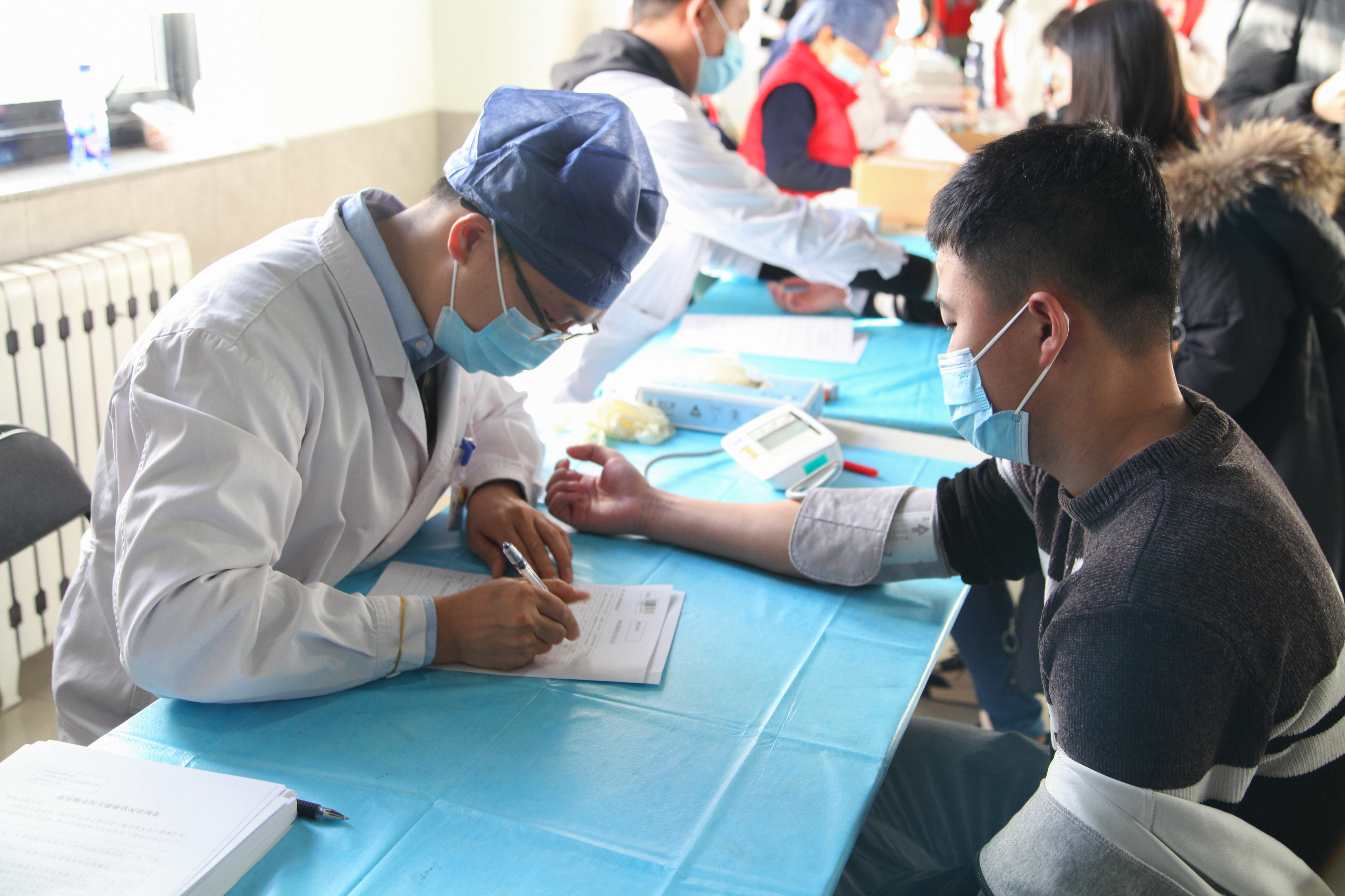 20211205-“奔向冬奥，‘清’春同行”心博在线登录入口迎冬奥主题活动顺利举行-刘哲摄-献血同学正在接受体检jpg