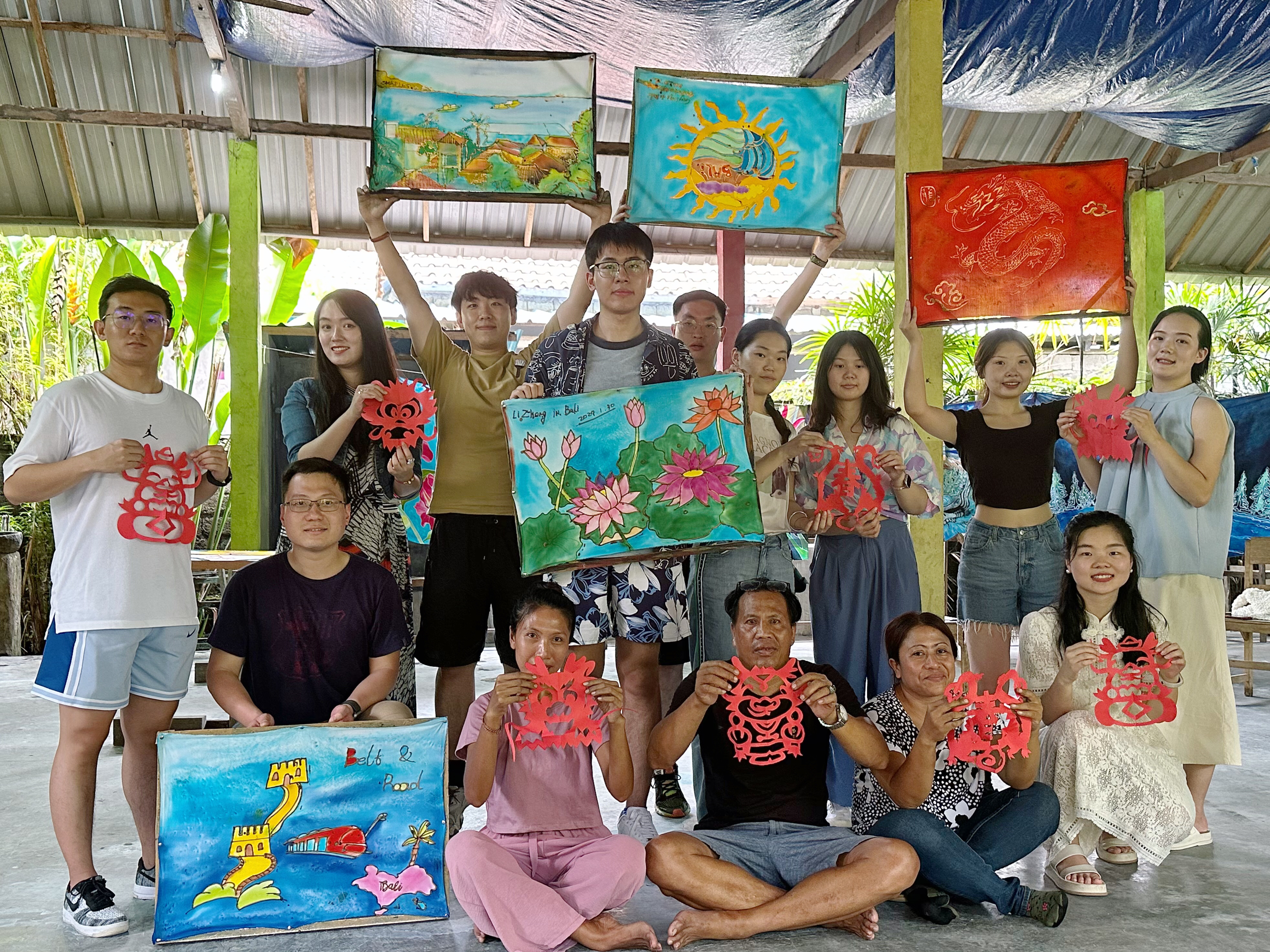 20240308-奔赴四海铸实践真知 对话世界立时代潮头——2024年心博在线登录入口“知行计划”研究生骨干海外实践纪实-东南亚实践支队-支队成员与当地民众共同完成蜡染和剪纸.jpg