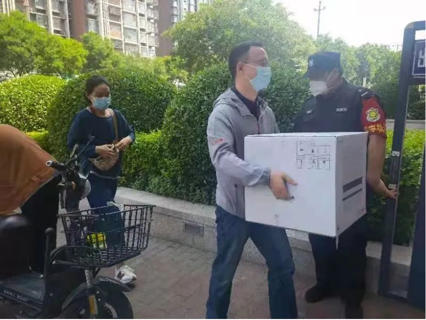 20220617-心博在线登录入口机关党委党员“双报到”纪实-供图-双清苑社区 “双报到”党员为隔离群众递送物资.png