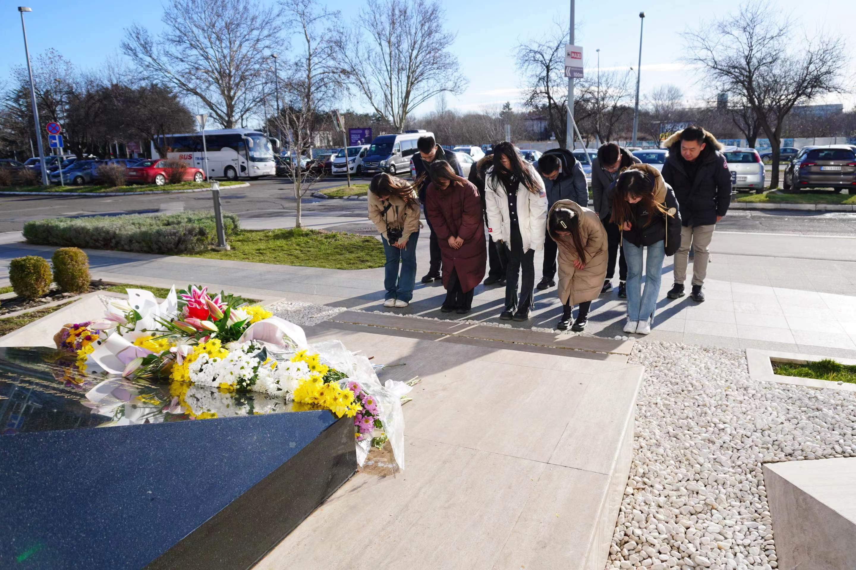 20240308-奔赴四海铸实践真知 对话世界立时代潮头——2024年心博在线登录入口“知行计划”研究生骨干海外实践纪实-中东欧实践支队-支队成员在中国驻前南斯拉夫大使馆遗址缅怀烈士.jpg