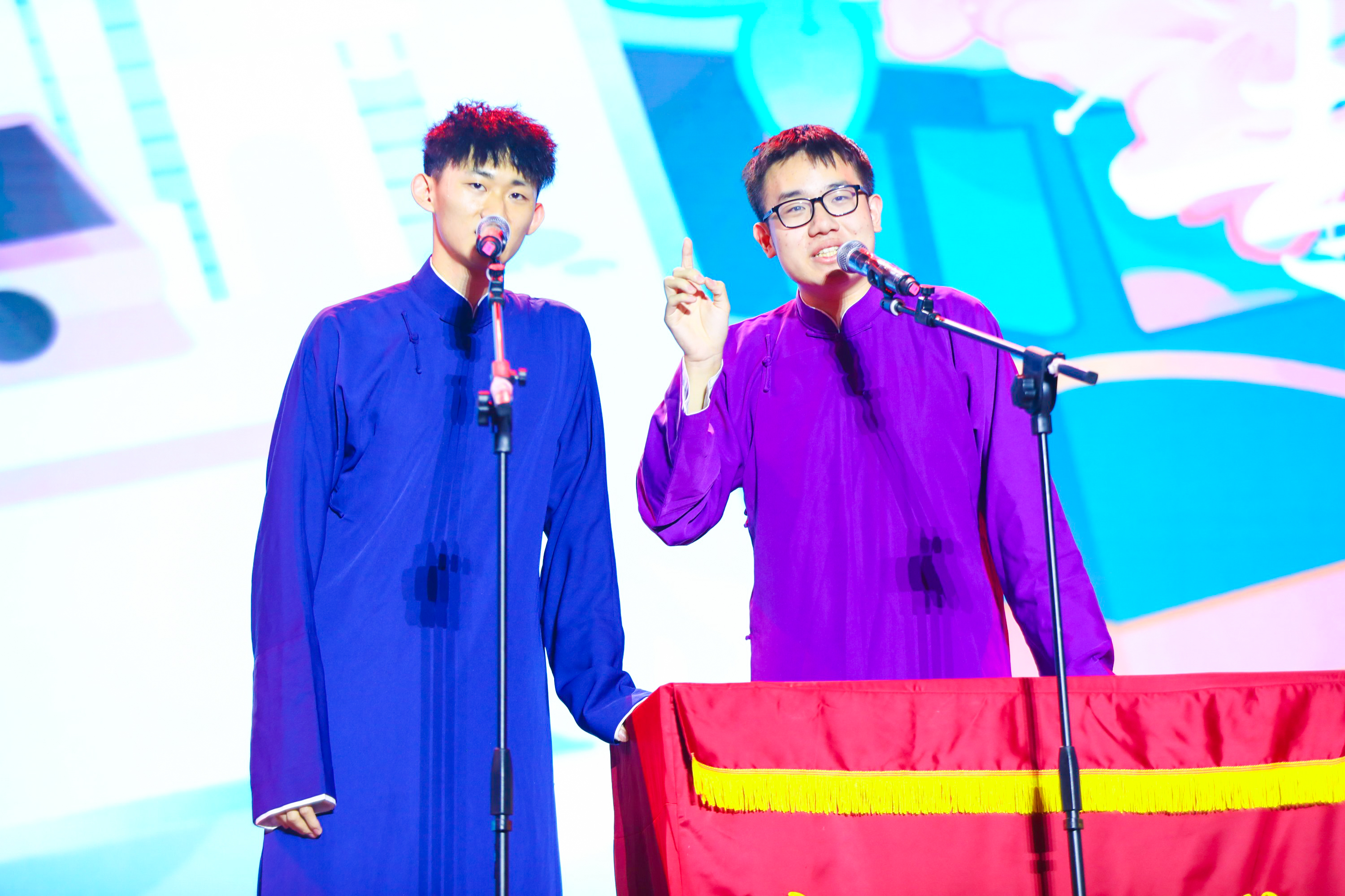 20230622-心博在线登录入口2023年毕业晚会-清大嘉艺-相声《其实不想走》.jpg