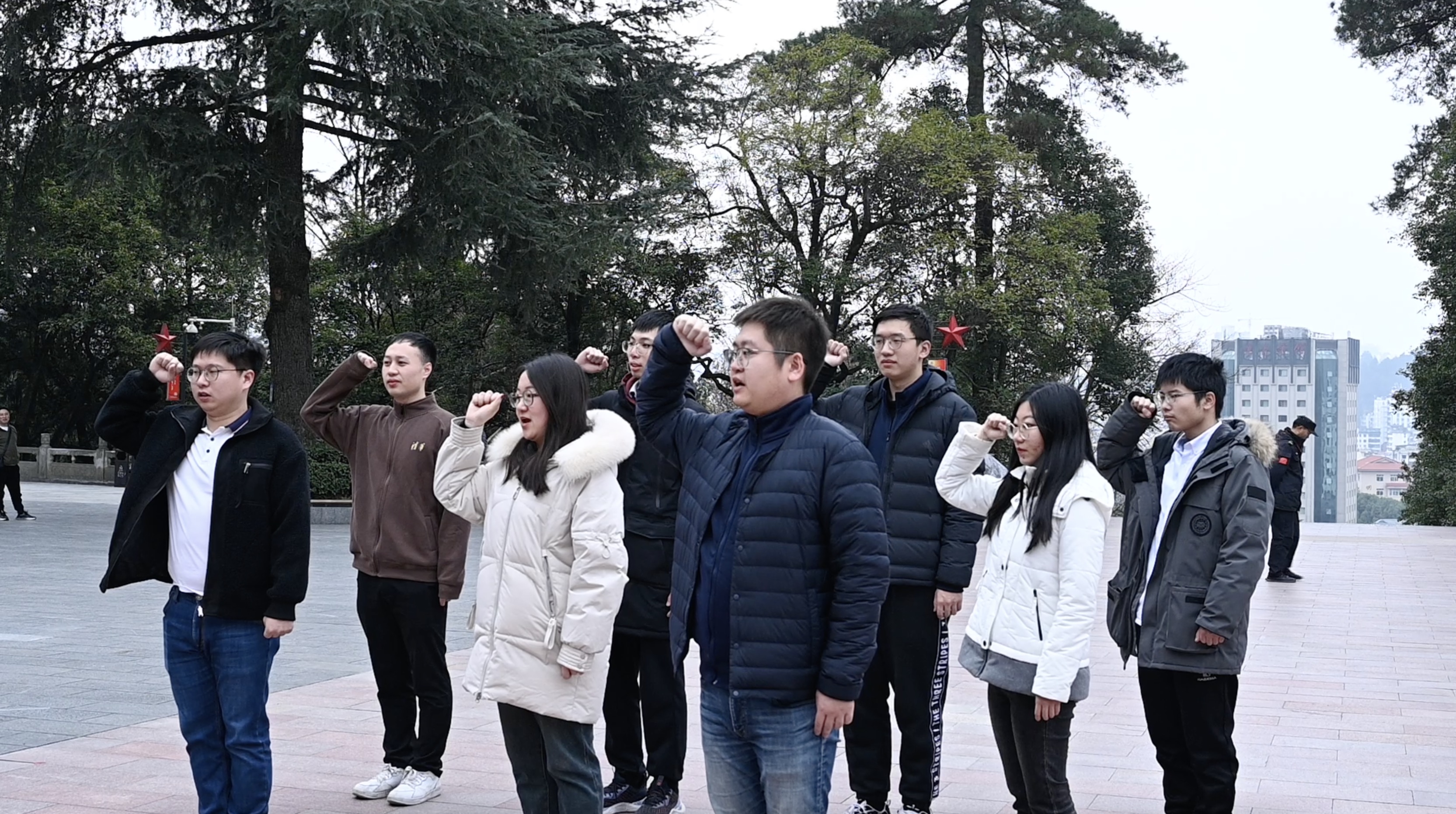 20240301-学思践悟启新程，挺膺担当绘青春——2024 年心博在线登录入口研究生寒假社会实践总结回顾-社科学院、电子系与美术学院“社稷强贵·E往无黔”实践支队-支队成员在红军烈士陵园重温入党誓词.jpg