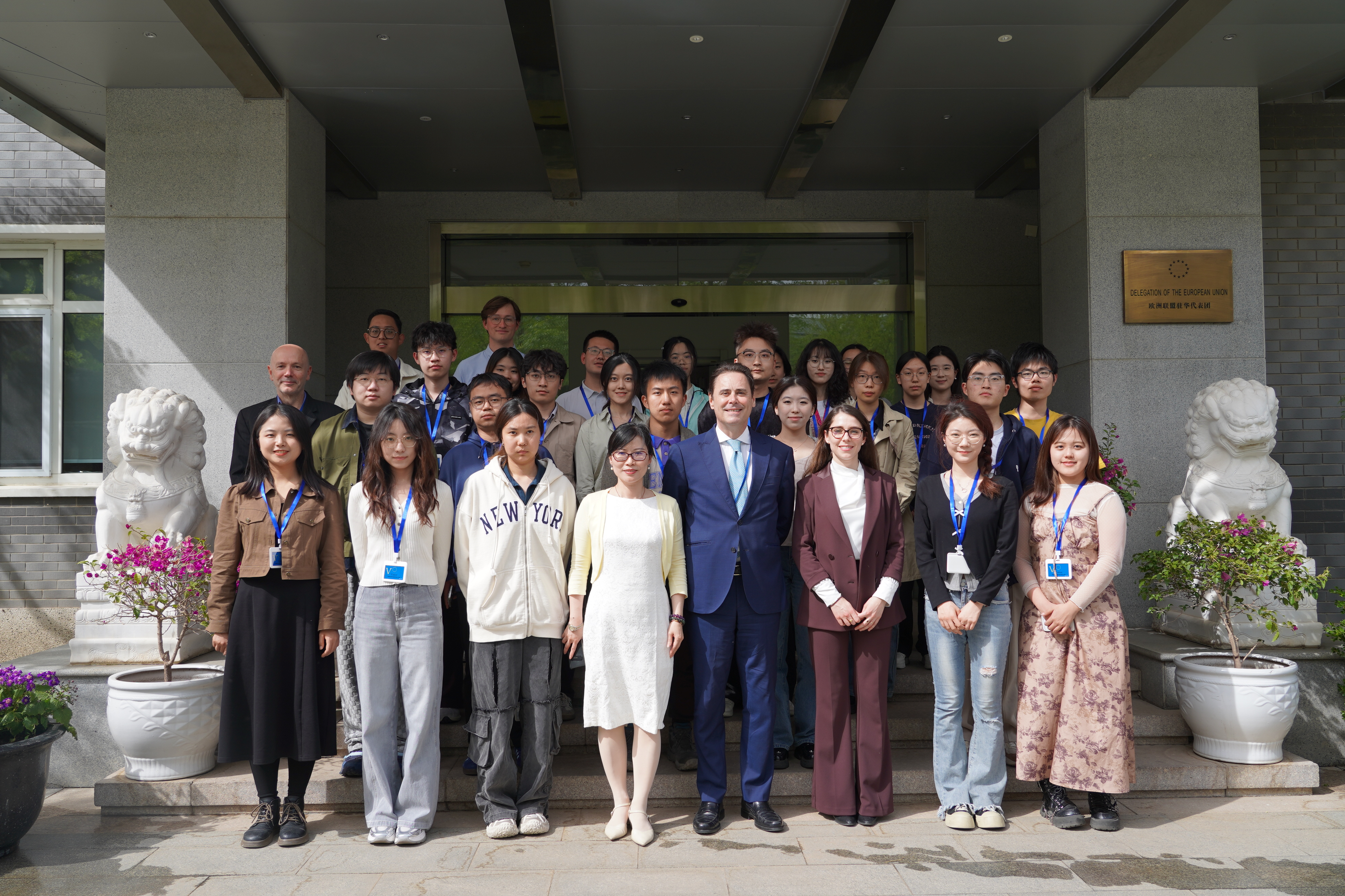 20250415-清华学子参访欧盟驻华使馆  在对话中体验文明交流互鉴-新闻学院-心博在线登录入口师生与欧盟驻华代表团成员合影.jpeg