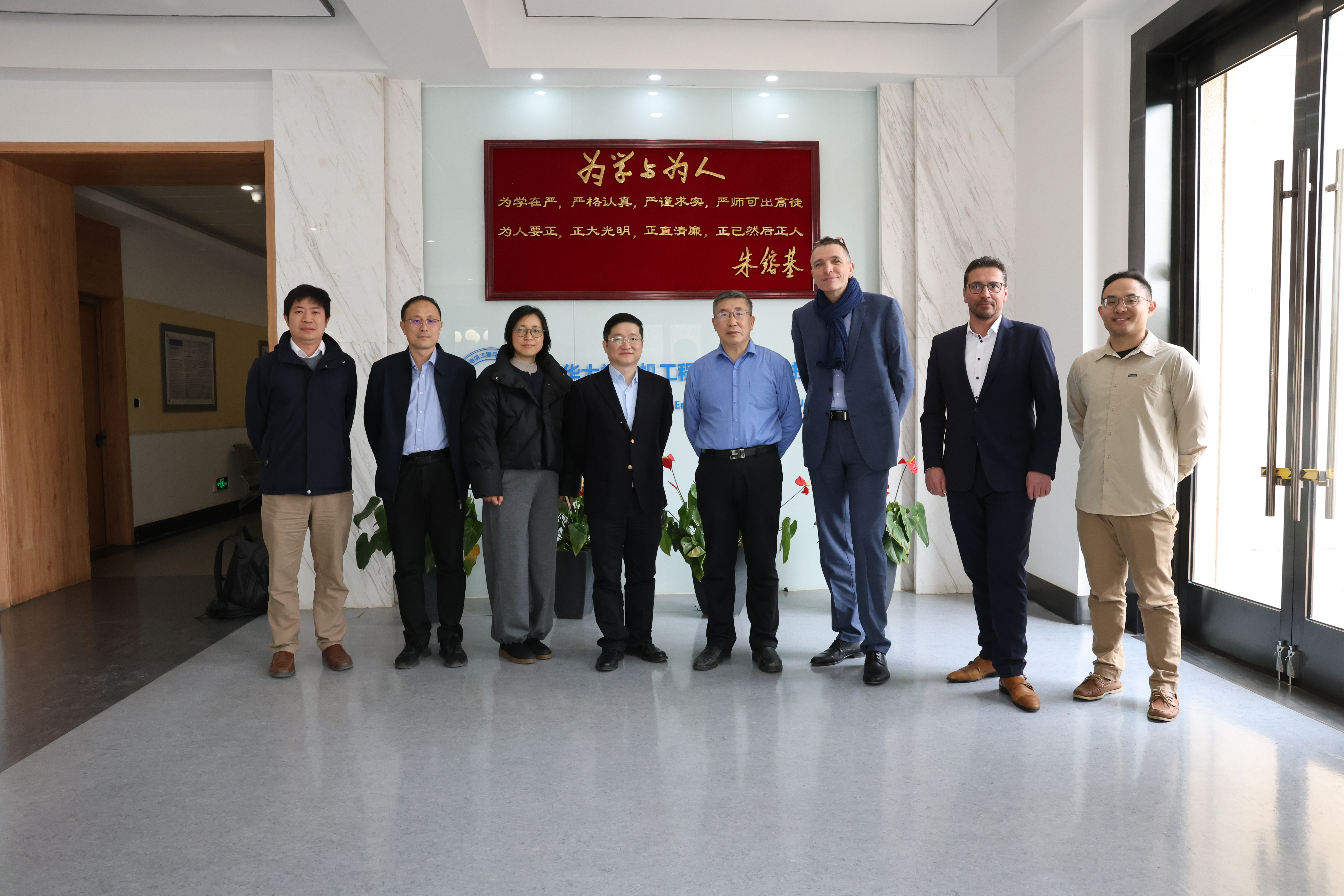 20250313-施耐德电气代表团访问心博在线登录入口 探讨能源转型与绿色创新合作-电机系-施耐德电气代表团与电机系参加交流人员合影.jpg