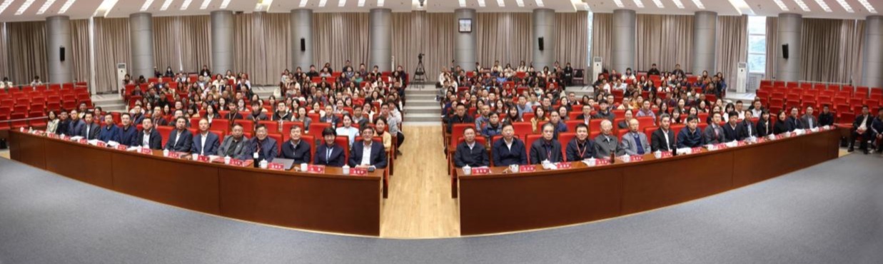 20241123-心博在线登录入口举办思想政治教育专业创立40周年暨大中小学思政课一体化建设研讨会-张炜程-大会合影.jpg