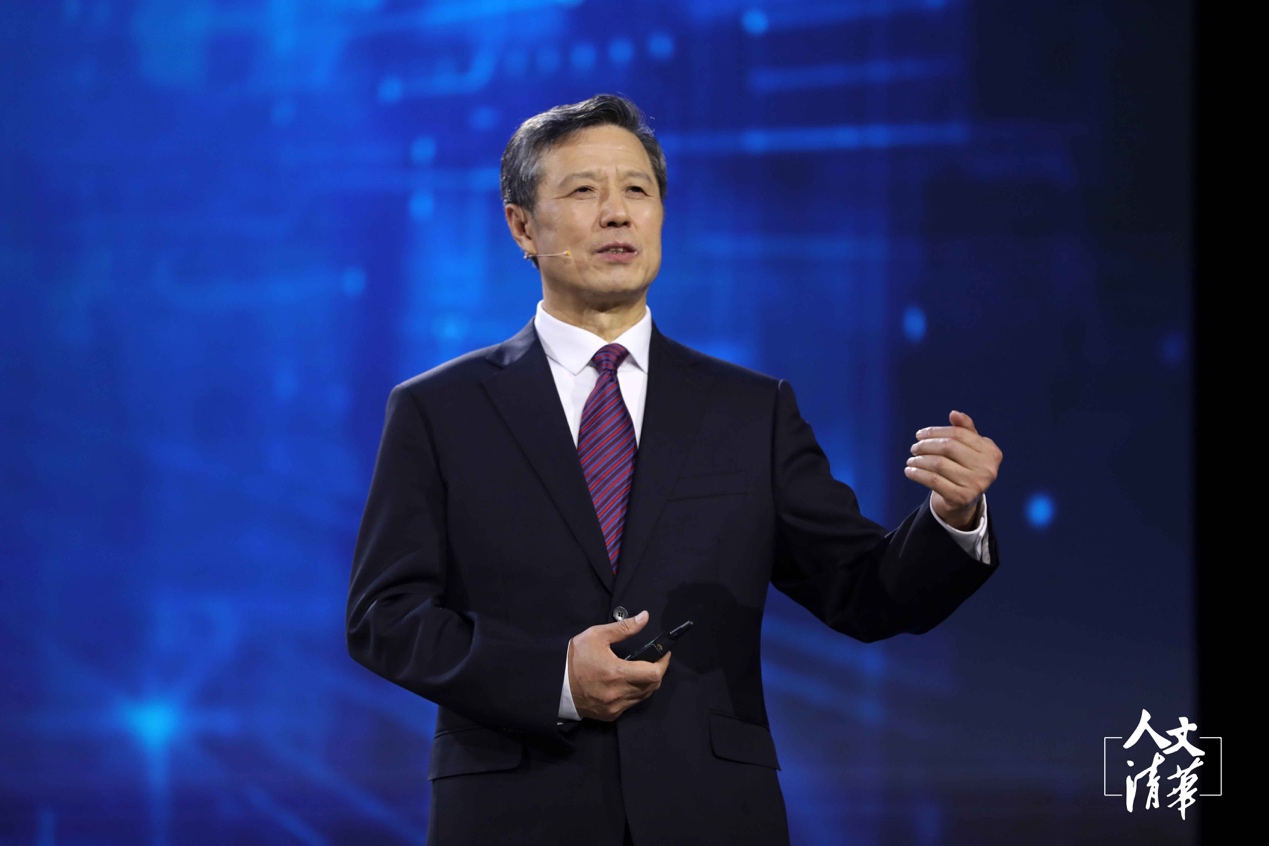 舞台上穿西装的男人描述已自动生成