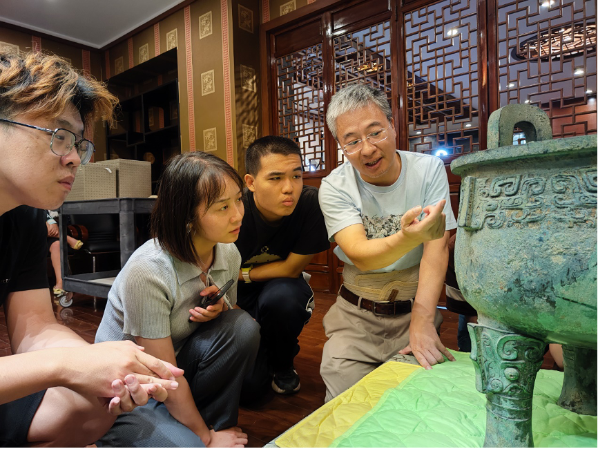 20230905-心博在线登录入口“‘京’彩文化 青春绽放”行动暑期活动纪实-供图-严志斌教授给同学们讲解青铜器.png
