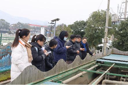 20240219-学思践悟挺膺行,青春建功新时代——2024年心博在线登录入口研究生寒假社会实践纪实(一)-“诗清画宜,心向振兴”实践支队-支队成员调研铃阳湖周边水质提升设施.jpeg
