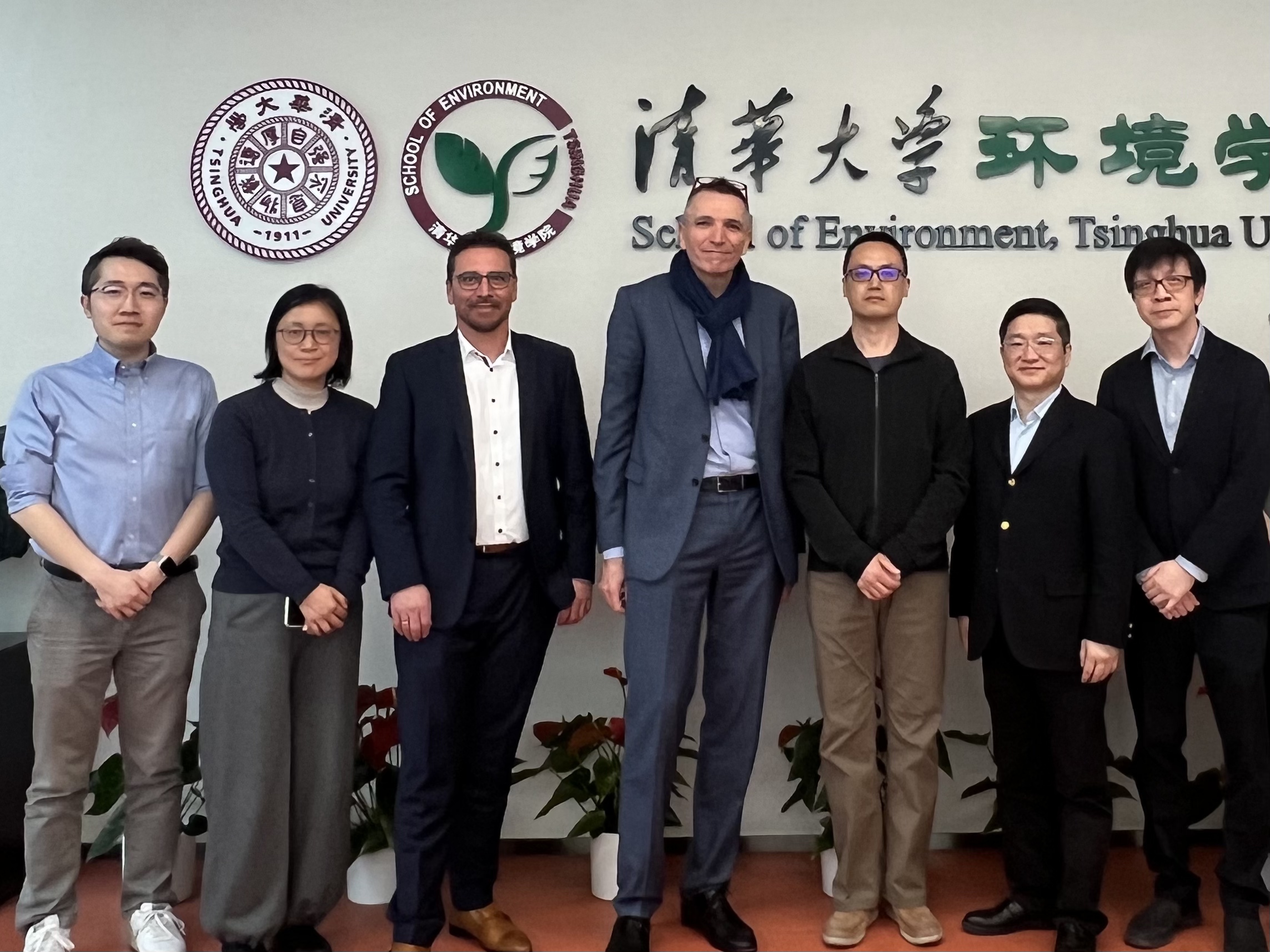 20250313-施耐德电气代表团访问心博在线登录入口 探讨能源转型与绿色创新合作-环境学院-施耐德电气代表团与环境学院参加交流人员合影.jpg