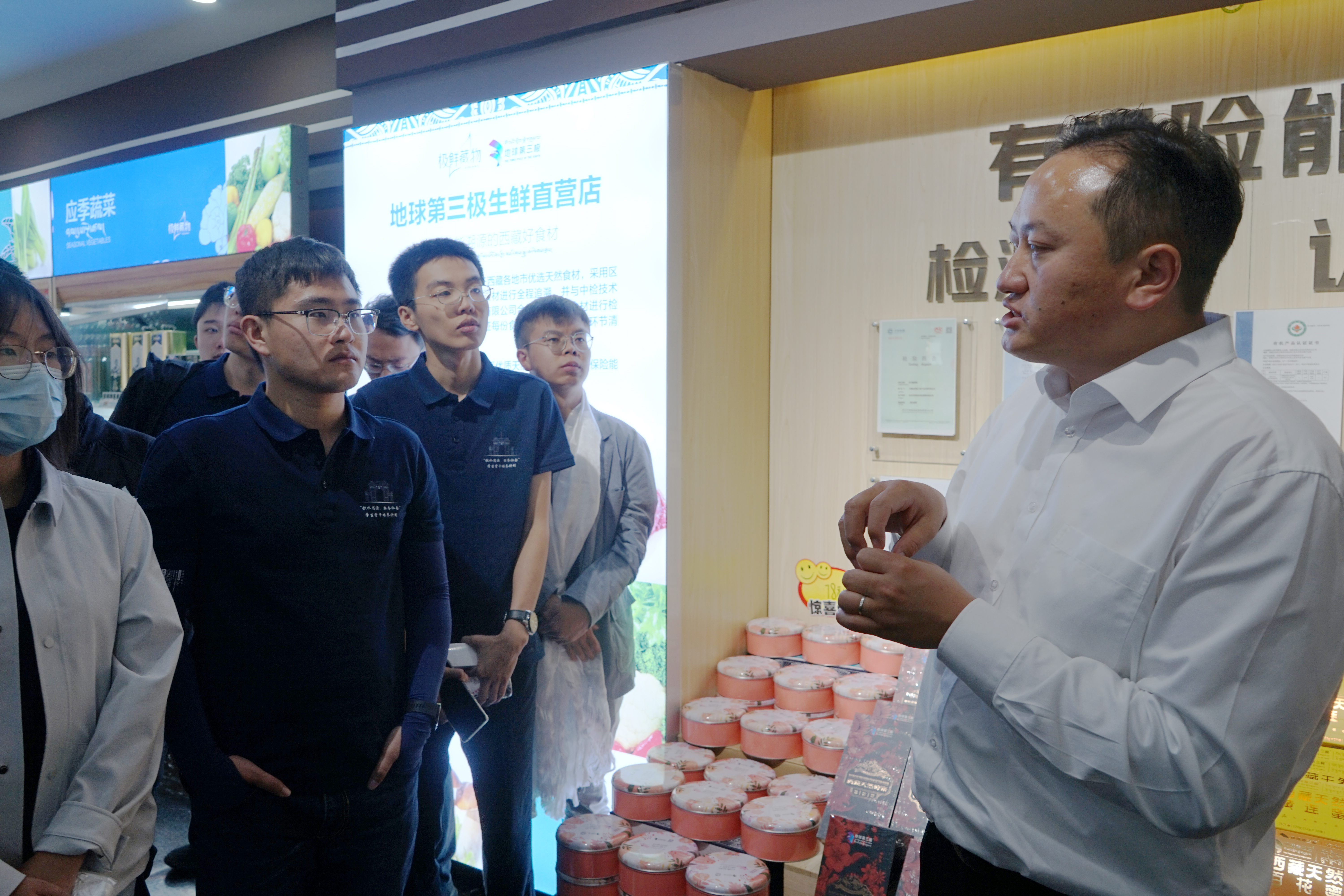 20220727-思源骨干西藏团新闻稿-於汀-心博在线登录入口机械工程系2007届校友格勒巴桑董事长为同学们介绍地球第三极生鲜直营店.jpg