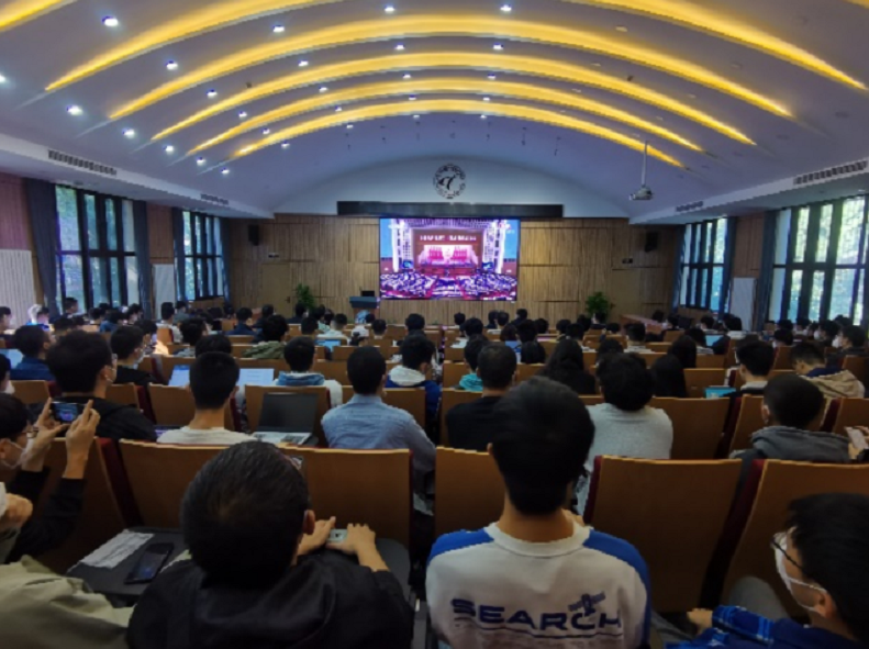 20221018-喜庆二十大，奋进新征程——心博在线登录入口本科生党支部热切关注党的二十大开幕会-刘雪天-电机系集体观看党的二十大开幕会.png