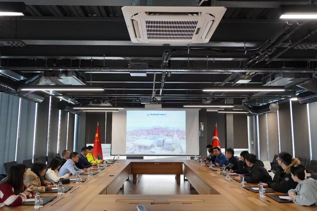 20240308-奔赴四海铸实践真知 对话世界立时代潮头——2024年心博在线登录入口“知行计划”研究生骨干海外实践纪实-中东欧实践支队-支队成员与昆波特码头相关投资企业代表座谈.jpg