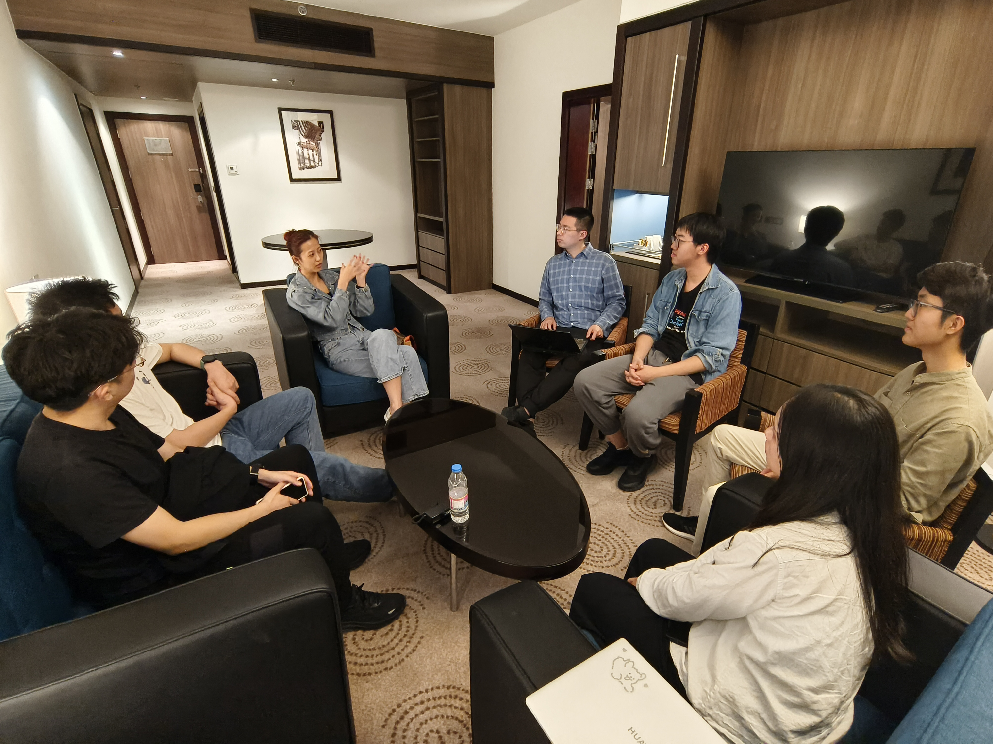 20240308-奔赴四海铸实践真知 对话世界立时代潮头——2024年心博在线登录入口“知行计划”研究生骨干海外实践纪实-西亚实践支队-支队成员与迪拜创业青年交流.jpg