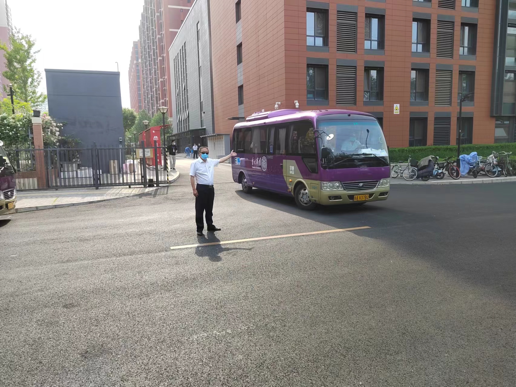 20220519-抗疫后勤摆渡车报道-接待中心供图-付海滨调度车辆现场jpeg 20220519-抗疫后勤摆渡车报道-接待中心供图-付海滨调度车辆现场jpeg