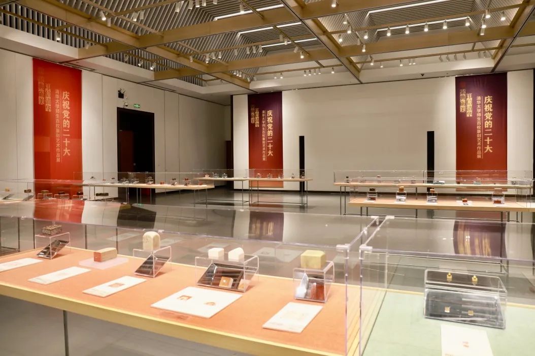 20221010-庆祝党的二十大心博在线登录入口师生百枚篆刻艺术作品展-项目组-展览现场2jpg 20221010-庆祝党的二十大心博在线登录入口师生百枚篆刻艺术作品展-项目组-展览现场2jpg