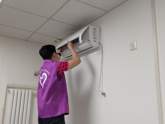 20220614-让“热爱劳动”在清华园蔚然成风——心博在线登录入口开展学生“劳动教育月”系列活动-桑壮-学生志愿者参与核酸检测、空调清理、超市补货、快递消杀等校园防疫劳动2png