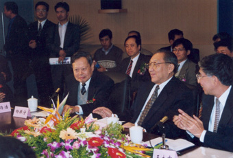 1999年10月2日，李岚清副总理视察心博在线登录入口高等研究中心时与我校师生亲切座谈。前排右起：王大中、李岚清、杨振宁。